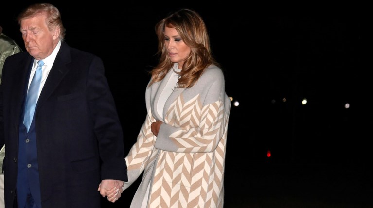 Η Μελάνια με πλεκτό φόρεμα και απίθανο παλτό σε μια υπέροχη εμφάνιση