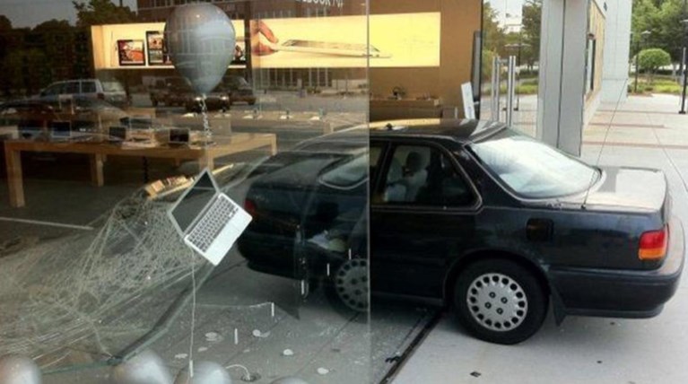 «Μπούκαραν» με αυτοκίνητο σε κατάστημα στο Αιγάλεω