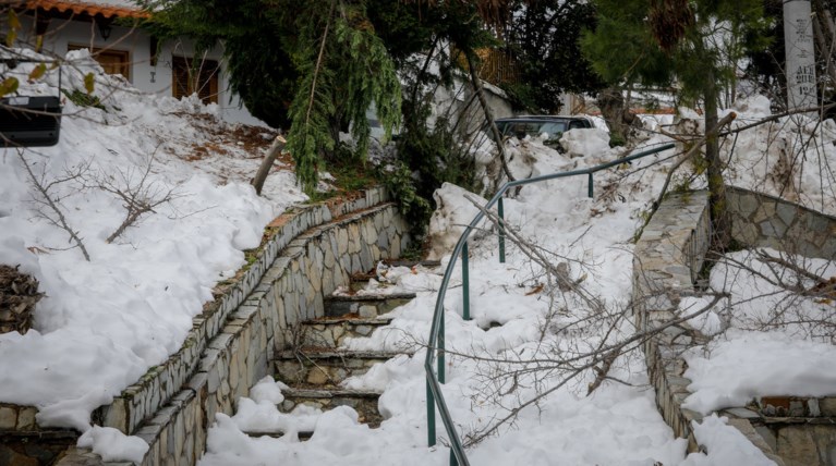 Εύβοια: Το χωριό Σέττα «θάφτηκε» στο χιόνι -Εφτασε 2,5μ. ύψος