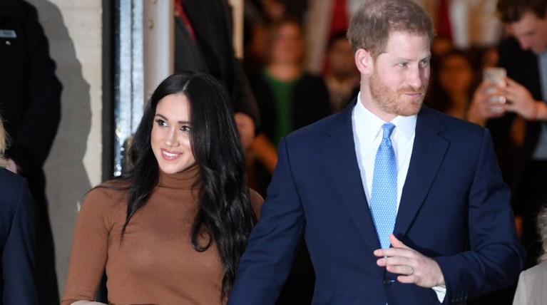 Η Μέγκαν επέστρεψε: Λαμπερή σε γήινους τόνους με πουλόβερ & σατέν φούστα