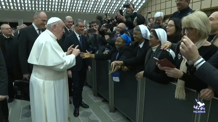 Πάπας σε αφρικανή καλόγρια: θα σε φιλήσω αλλά μην με δαγκώσεις