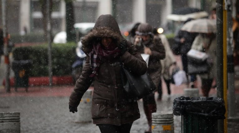 Επιμένουν οι χαμηλές θερμοκρασίες, έως 6 μποφόρ στα πελάγη