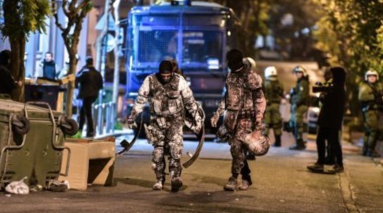 «Γεφύρι της Άρτας» η εκκένωση των καταλήψεων στο Κουκάκι