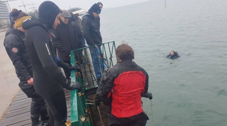Θεσσαλονίκη: «Ψαρεύουν» ηλεκτρικά πατίνια στον Θερμαϊκό!