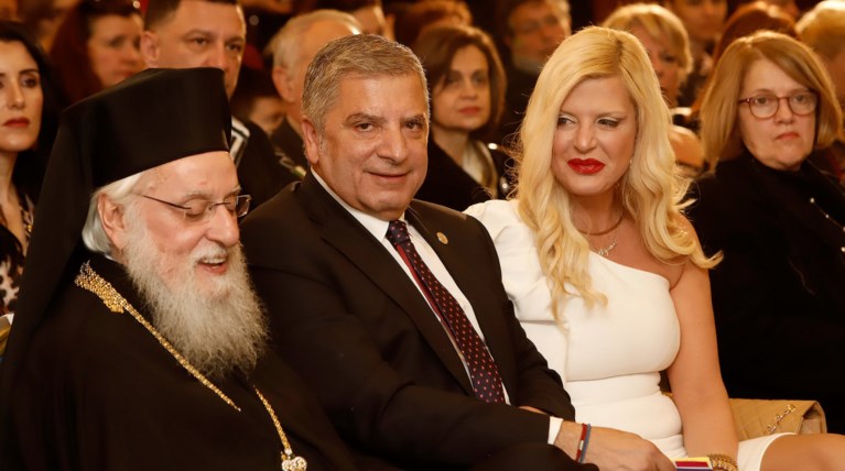 Υπερπαραγωγή η Πατούλη στην κοπή πίτας με λευκό φόρεμα με έναν ώμο