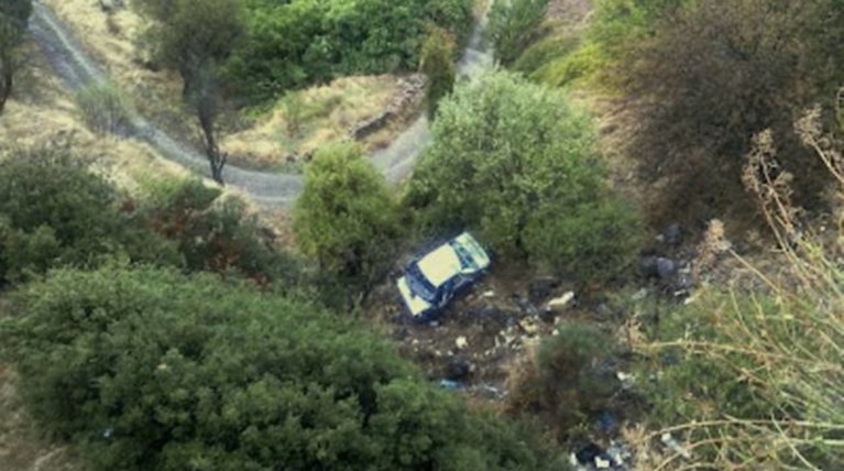Οχημα κατέληξε σε γκρεμό στο δρόμο Αρεόπολη-Καλαμάτα [εικόνα]
