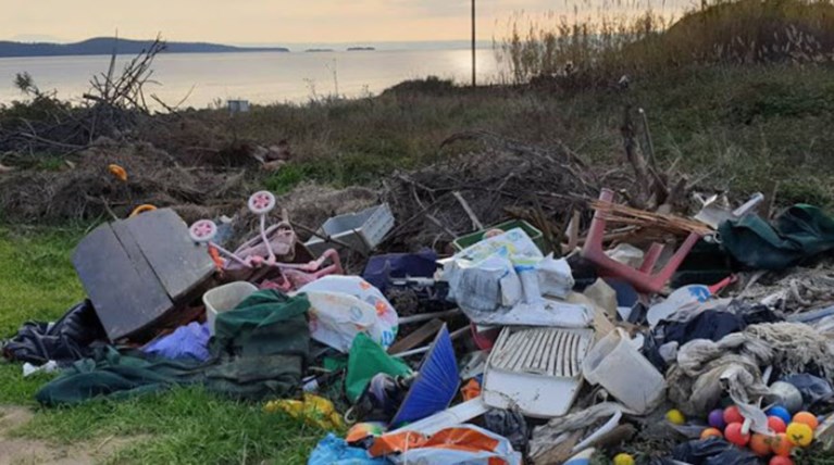 Χωματερή και πεταμένα ζώα  στην Τρυπητή Χαλκιδικής (ΦΩΤΟ)