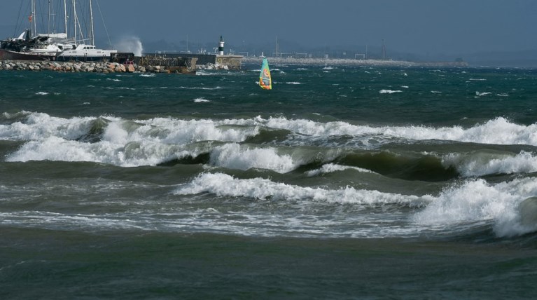 Αίσιο τέλος με τον σέρφερ στη Ραφήνα
