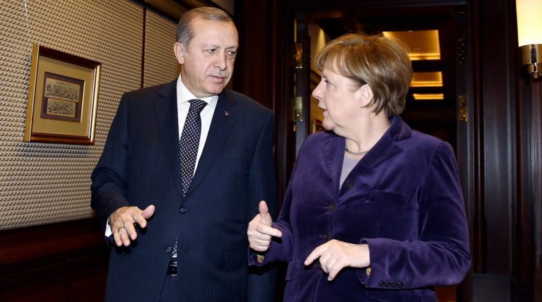 Bild: Ο Ερντογάν πίεσε την Μέρκελ να αποκλείσει την Ελλάδα