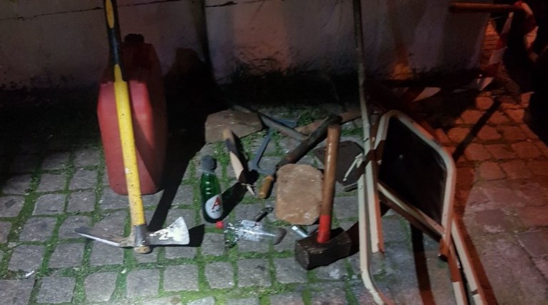 Επίθεση εναντίον αστυνομικών τα ξημερώματα έξω από τη Νομική Σχολή