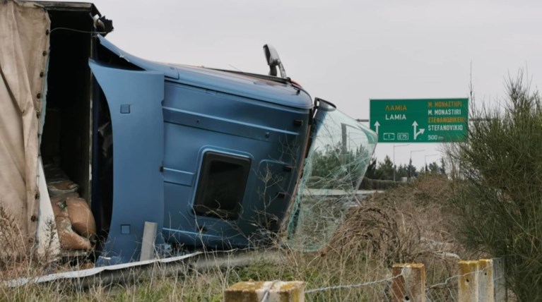 Τροχαίο με νταλίκα έξω από τη Λάρισα – Ουρές οχημάτων [εικόνες]