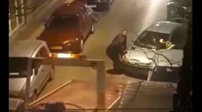 Κατερίνη: Σήκωσαν στα χέρια αυτοκίνητο που έκλεινε την είσοδο πολυκατοικίας
