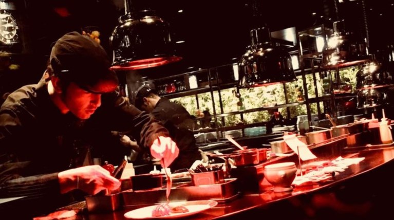 Ένας πατρινός μάγειρας στο εστιατόριο του Αλέν Ντικάς στο Παρίσι