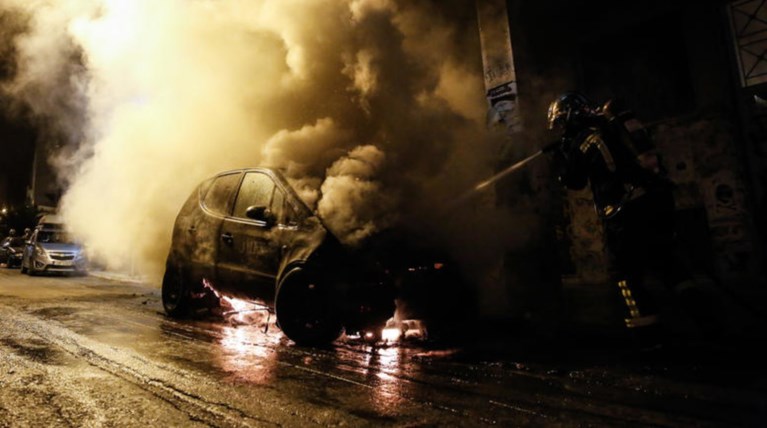 Τρίτη νύχτα με μπαράζ εμπρησμών: Έκαψαν 20 οχήματα