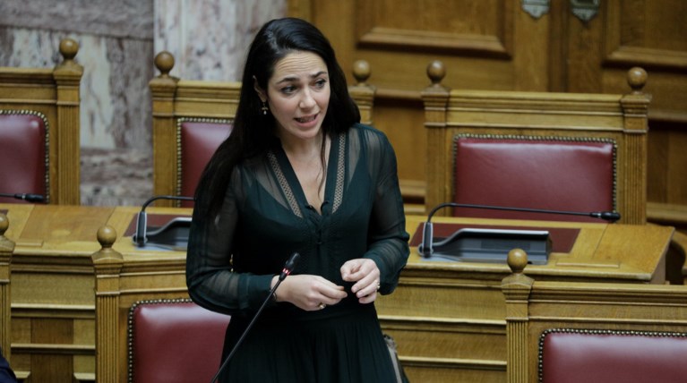 Δόμνα Μιχαηλίδου: Επιδόματα μόνο αν τα παιδιά πηγαίνουν σχολείο