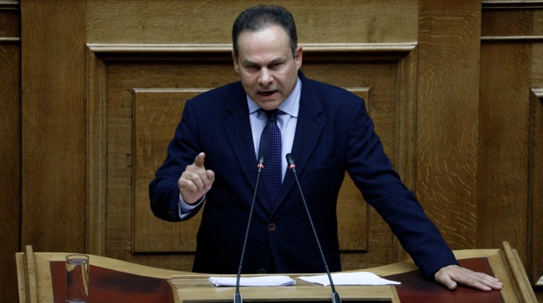 Μανωλάκος: Ο βουλευτής που... τρέχει να προλάβει την ψηφοφορία