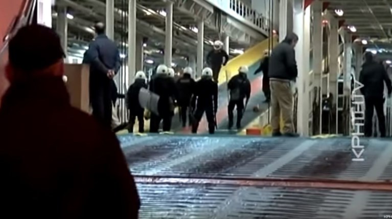 Κρήτη: Ξύλο στο πλοίο ανάμεσα σε ΜΑΤ και οπαδούς του Ολυμπιακού [βίντεο]