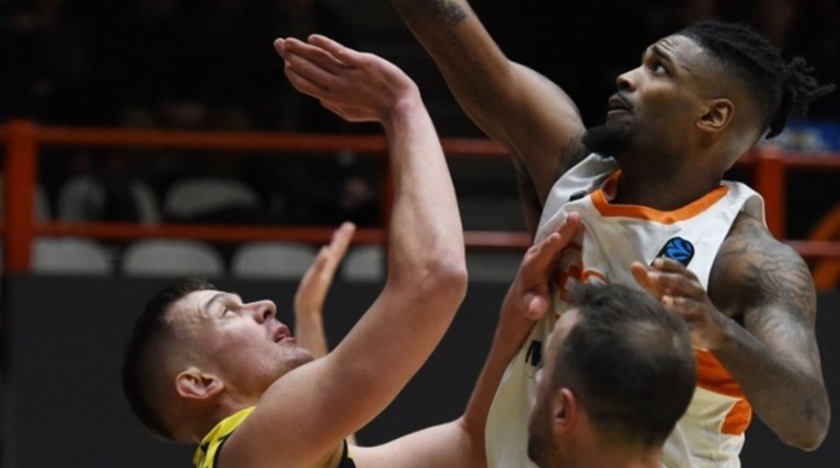 Ντύνεται στα ερυθρόλευκα ο Οκτάβιους Έλις