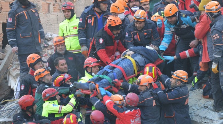 Σεισμός στην Τουρκία: 22 νεκροί, αγωνία πάνω από τα συντρίμμια