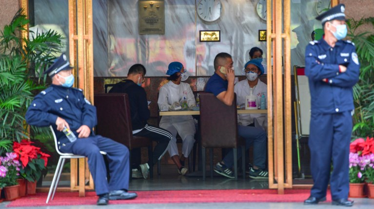 Κοροναϊός: Νέα μέτρα εξετάζει η Κίνα - Φεύγουν οι αμερικανοί