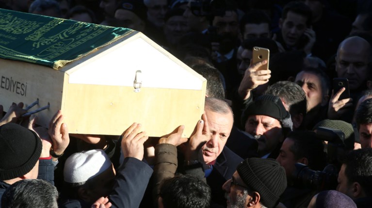 Σεισμός στην Τουρκία: Ο Ερντογάν κουβαλά φέρετρο