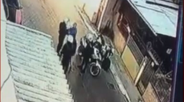 Άνδρας της ΔΙΑΣ χτυπά ανήλικο στο Μενίδι - Βίντεο που σοκάρει