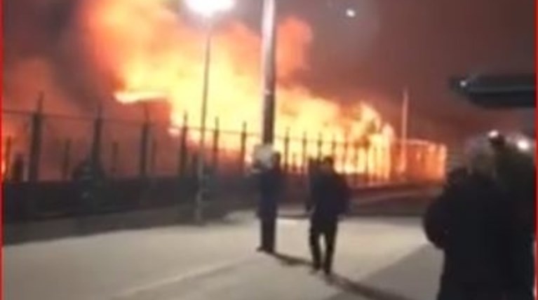 Σε εξέλιξη μεγάλη πυρκαγιά σε αντιπροσωπεία τρακτερ στη Σίνδο