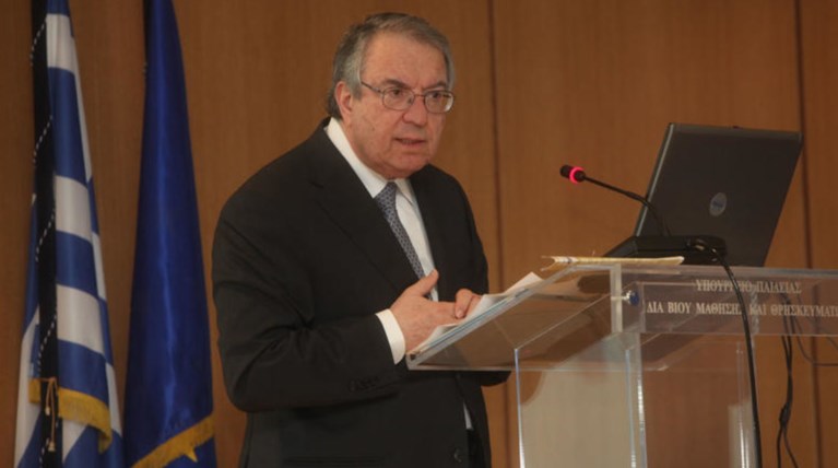 Ο Μπαμπινιώτης λύνει την απορία: ΚορωνΑϊός ή κορωνΟϊός;