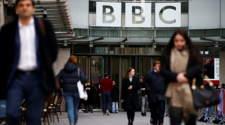 Σκληρές περικοπές στο BBC: Καταργούνται 450 θέσεις εργασίας