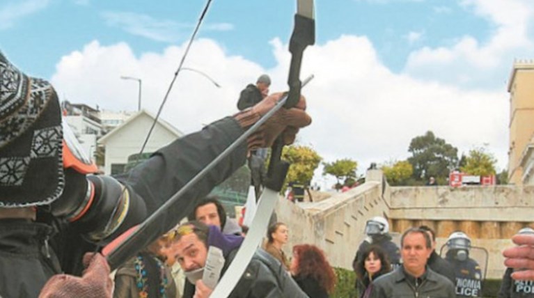 Ποιος είναι ο «τοξοβόλος» του Συντάγματος και η συνεργός της Ρούπα