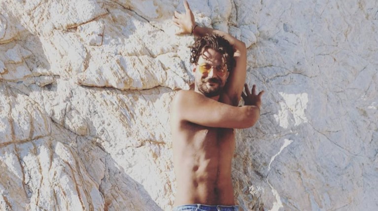 Απόστολος Καμιτσάκης: Ο πιο σέξι παπάς της ελληνικής τηλεόρασης