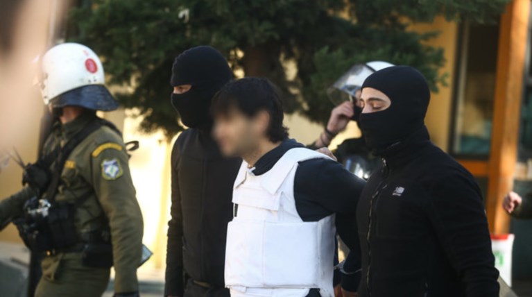 Προφυλακιστέος ο 'τοξοβόλος του Συντάγματος' και οι 2 γυναίκες