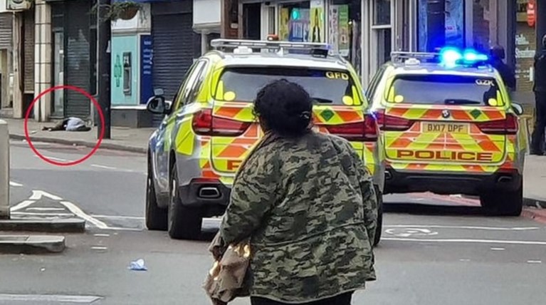 Τρομοκρατική επίθεση στο Λονδίνο: Μαχαίρωσε 2 πολίτες ο δράστης