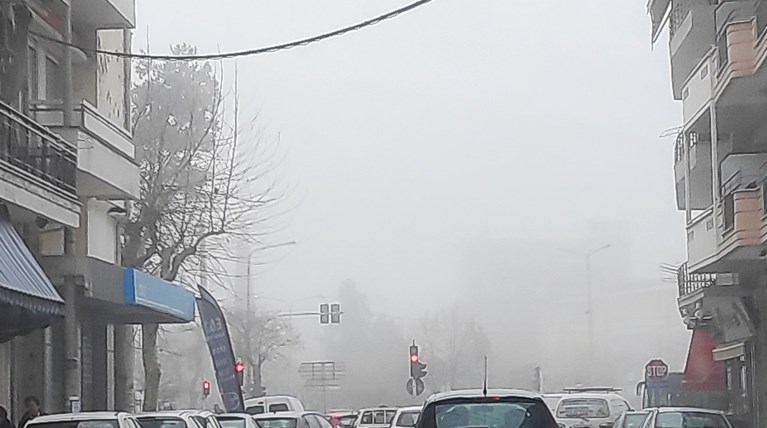 Απίστευτες εικόνες στην Κομοτηνή: «Βυθίστηκε» στην ομίχλη η πόλη