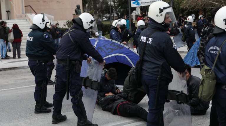 Εκρηκτική κατάσταση: Νέα διαδήλωση μεταναστών στη Λέσβο