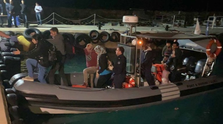 Σπείρα διακινητών: Σε σπηλιά στη Βάρκιζα στοίβαζαν μετανάστες