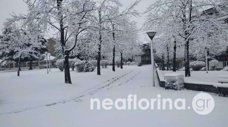 Κλειστοί δρόμοι και σχολεία από την κακοκαιρία, χιόνια τσουχτερό κρύο