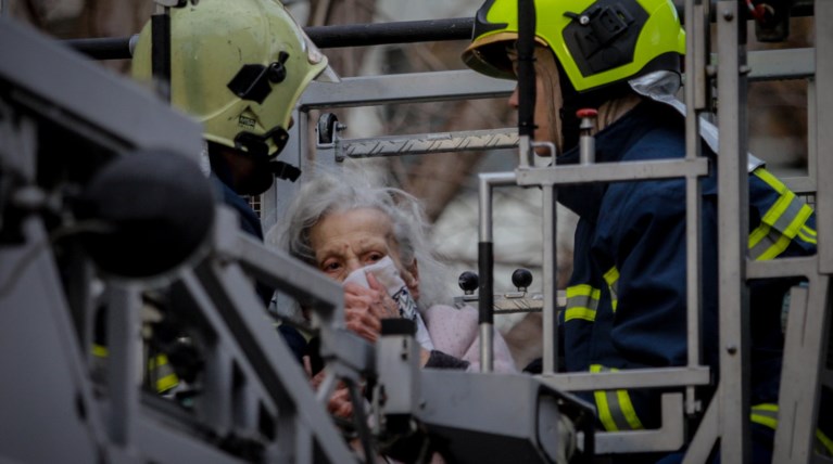 Π. Φάληρο: Μεγάλη φωτιά σε διαμέρισμα, απεγκλώβισαν δύο γυναίκες