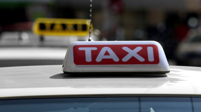 Απίστευτο: Οδηγός ταξί απείλησε να πατήσει υπάλληλο καθαριότητας