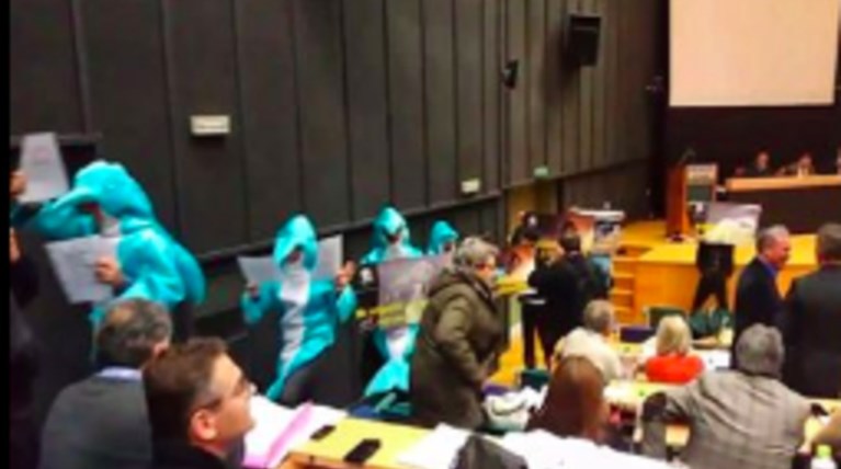 Ακτιβιστές μπήκαν στο Περιφερειακό Συμβούλιο Αττικής ντυμένοι... δελφίνια
