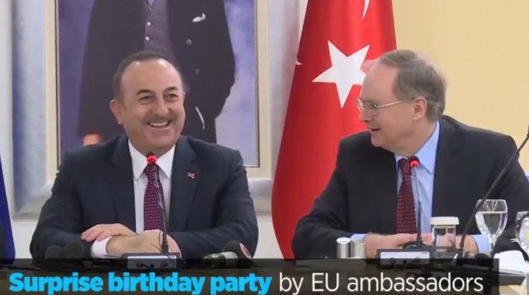 Πρέσβεις της ΕΕ: Τραγούδησαν το «Happy birthday» στον Τσαβούσογλου