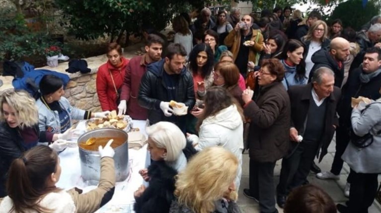 Ο Ντάνος ξαγρύπνησε μοιράζοντας άρτους σε πιστούς σε Ιερό Ναό
