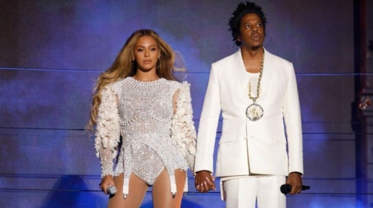 Super Bowl: Γιατί δεν σηκώθηκαν στον εθνικό ύμνο Jay-Z και Beyonce