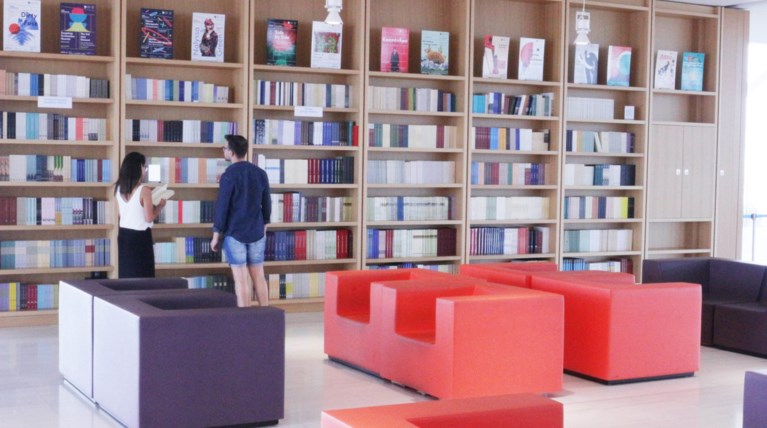 Διαβάστε στο Φάρο, σε ένα από τα ωραιότερα μέρη της πόλης