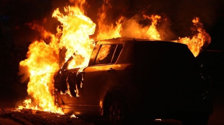 Κρήτη: "Λαμπάδιασε" αυτοκίνητο στο Ρέθυμνο