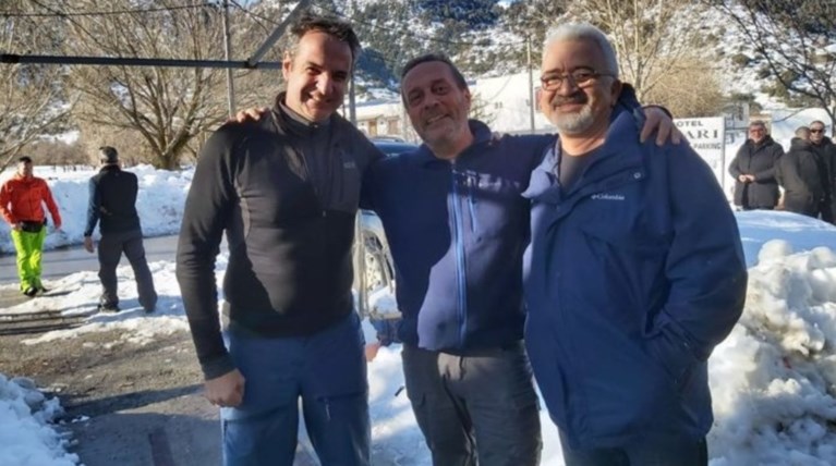 Ο Μητσοτάκης πήρε τα βουνά- Ανέβηκε στα χιόνια στον Ομαλό της Κρήτης [φωτο]