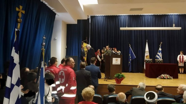 Απρόοπτο σε ομιλία Παυλόπουλου - Λιποθύμησε κοριτσάκι (video)