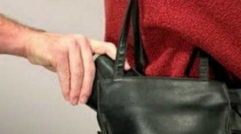 Γυναίκα καλούσε μάταια σε βοήθεια για να σταματήσει πορτοφολά