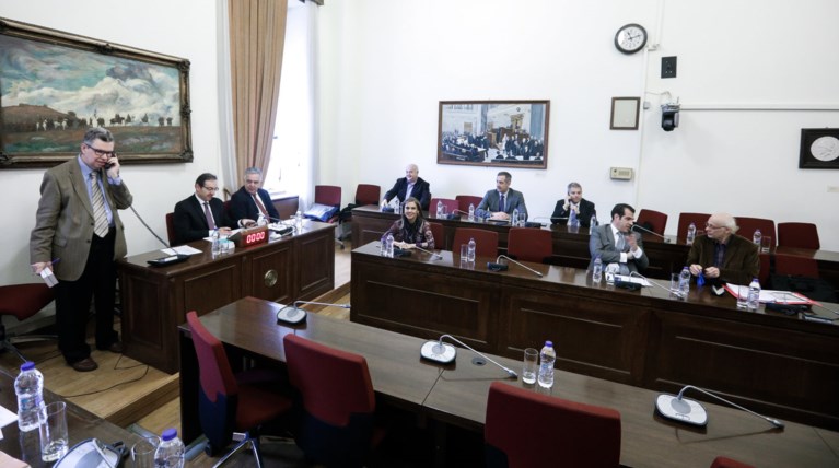 Novartis: Βγάζουν τις κουκούλες από τους προστατευόμενους μάρτυρες