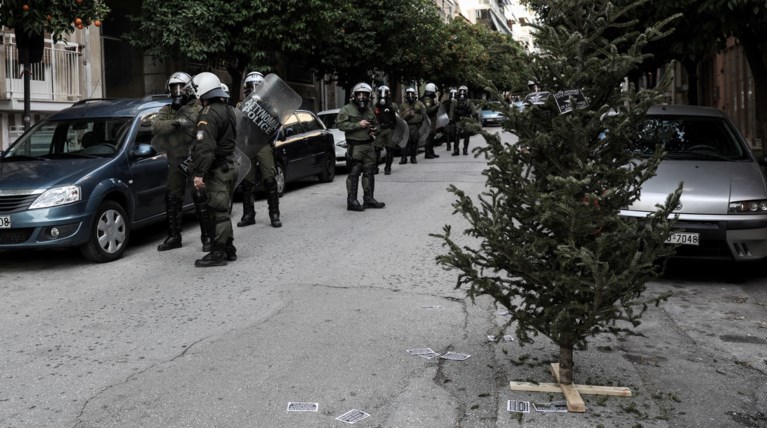Εξάρχεια: Τέλος τα ΜΑΤ - Στέλνουν δίτροχα, σκύλους και πεζές περιπολίες